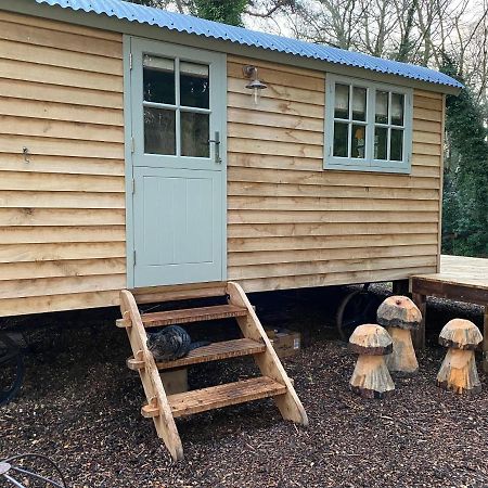 Chez Maurice Luxury Shepherds Hut With Bath And Hot Tub Kelling エクステリア 写真