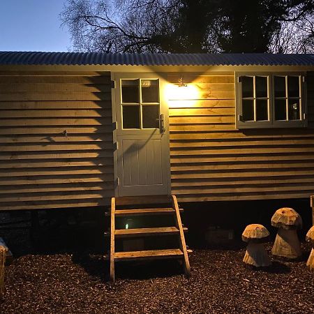 Chez Maurice Luxury Shepherds Hut With Bath And Hot Tub Kelling エクステリア 写真