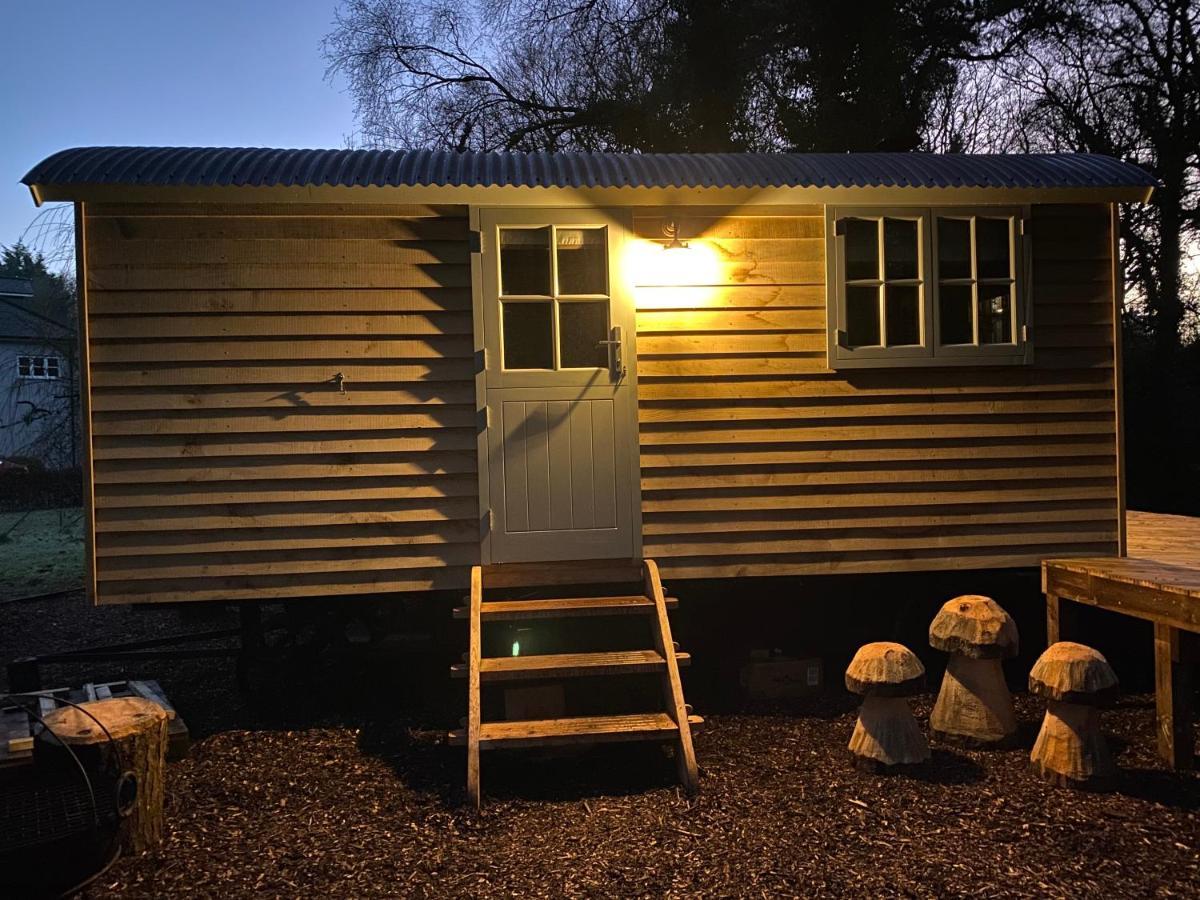 Chez Maurice Luxury Shepherds Hut With Bath And Hot Tub Kelling エクステリア 写真