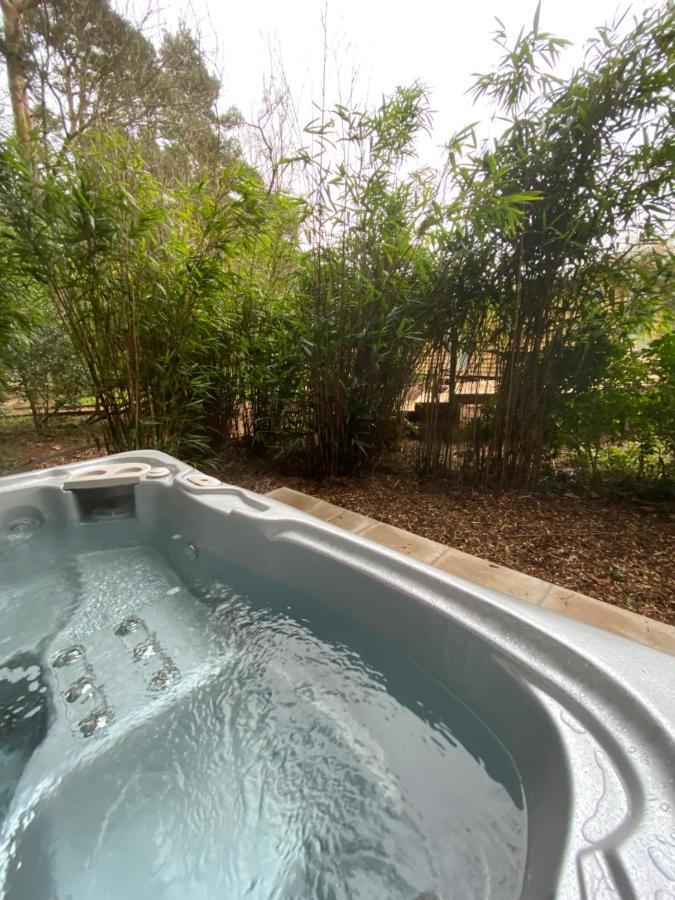 Chez Maurice Luxury Shepherds Hut With Bath And Hot Tub Kelling エクステリア 写真