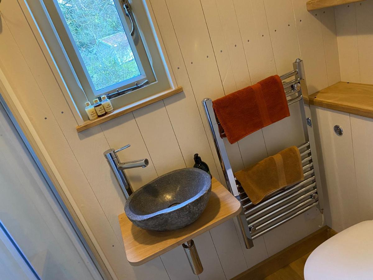 Chez Maurice Luxury Shepherds Hut With Bath And Hot Tub Kelling エクステリア 写真
