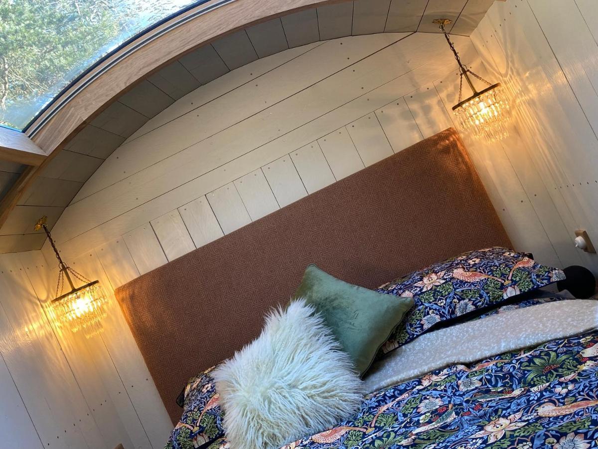 Chez Maurice Luxury Shepherds Hut With Bath And Hot Tub Kelling エクステリア 写真