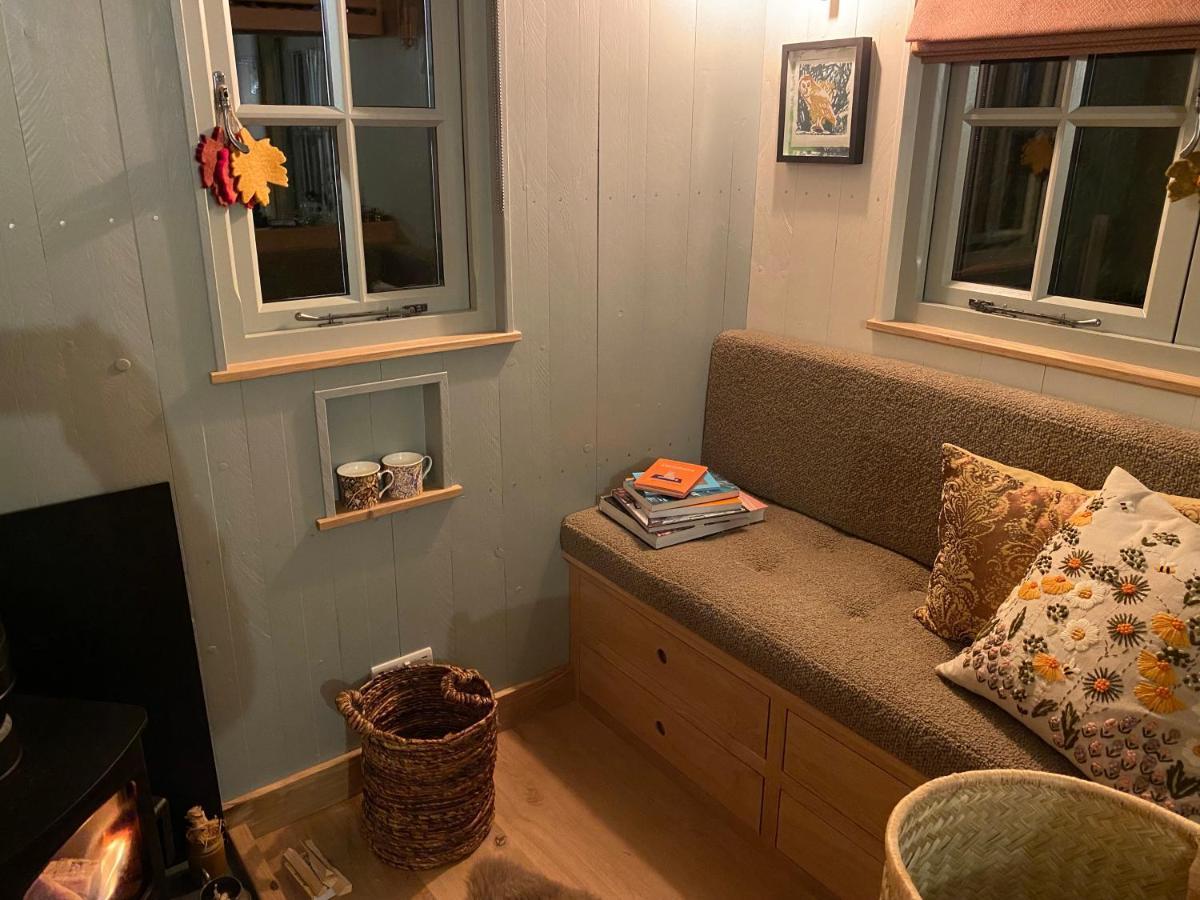 Chez Maurice Luxury Shepherds Hut With Bath And Hot Tub Kelling エクステリア 写真