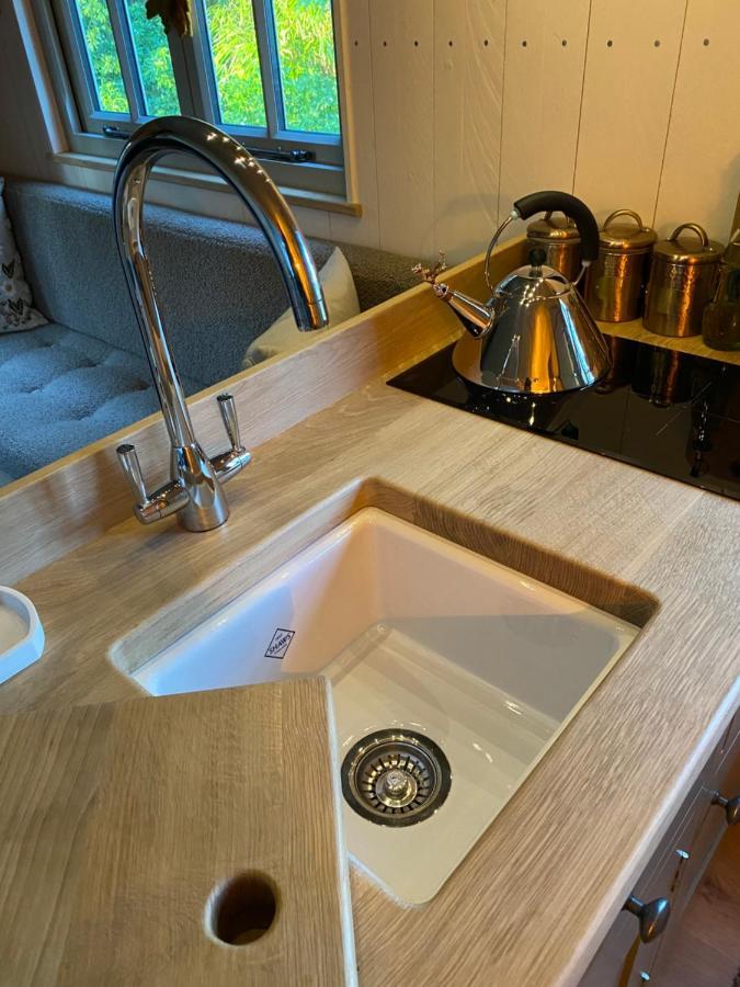 Chez Maurice Luxury Shepherds Hut With Bath And Hot Tub Kelling エクステリア 写真